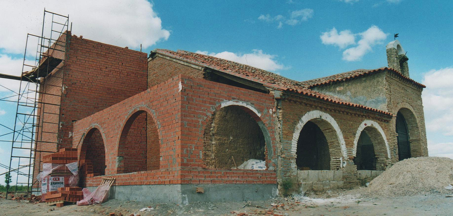 Otra vista de la Ermita durante las obras del ao
        2002