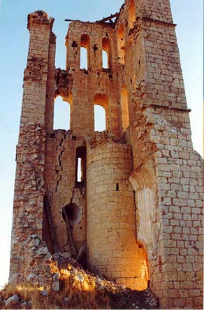 Torre de la Iglesia
                    de San Juan (s. XVI) en su estado actual. Tamariz de
                    Campos