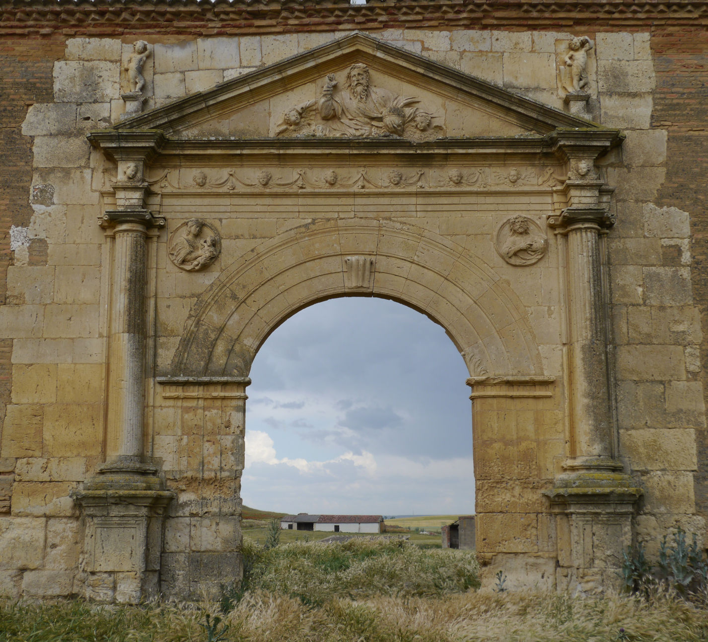 Portada renacentista de la iglesia de San Juan Bautista