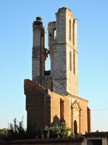 Restos de la
                      Iglesia de San Juan Bautista (Tamariz de Campos)
                      en el año 2016