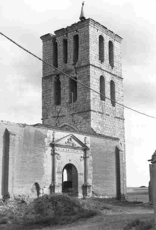 Torre y
                    portada de la Iglesia de San Juan (siglo XVI).
                    Tamariz de Campos